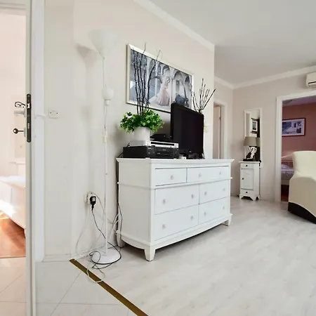 아파트 City Centre With Two Bedrooms 풀라